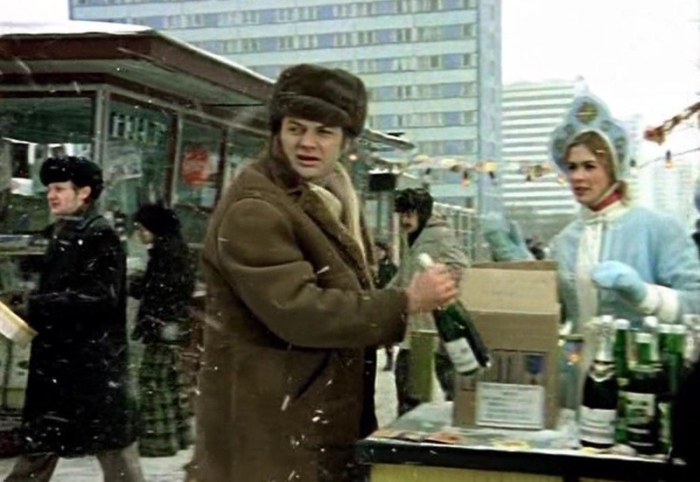 Показывают реальность советской жизни того времени. Показывают реальность советской жизни того времени.