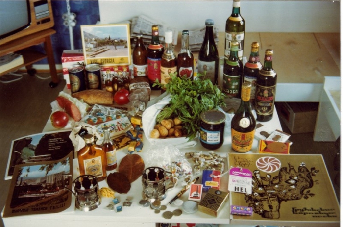 Что-то из этого разнообразия можно было достать по блату или купить выстояв огромную очередь. Что-то из этого разнообразия можно было достать по блату или купить выстояв огромную очередь.