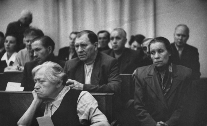 Угрюмые лица во время заседания комитета социального страхования. СССР, Москва, 1956 год.