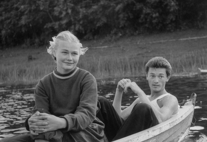 Девушка с парнем в лодке. СССР, Москва, 1956 год.