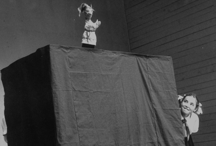 Маленькая девочка участвующая в кукольном представлении. СССР, Москва, 1956 год.