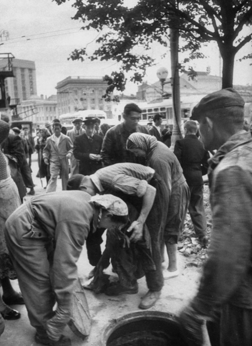 Работа коммунальщиков на улице. СССР, Москва, 1956 год.