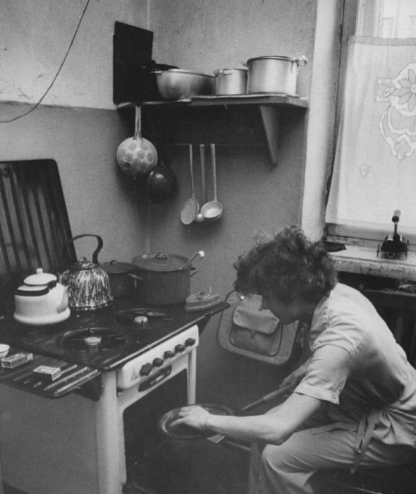 Спортсменка Галина Виноградова готовящая завтрак на кухне. СССР, Москва, 1956 год.