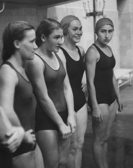 Русские пловчихи на тренировке. СССР, Москва, 1956 год.