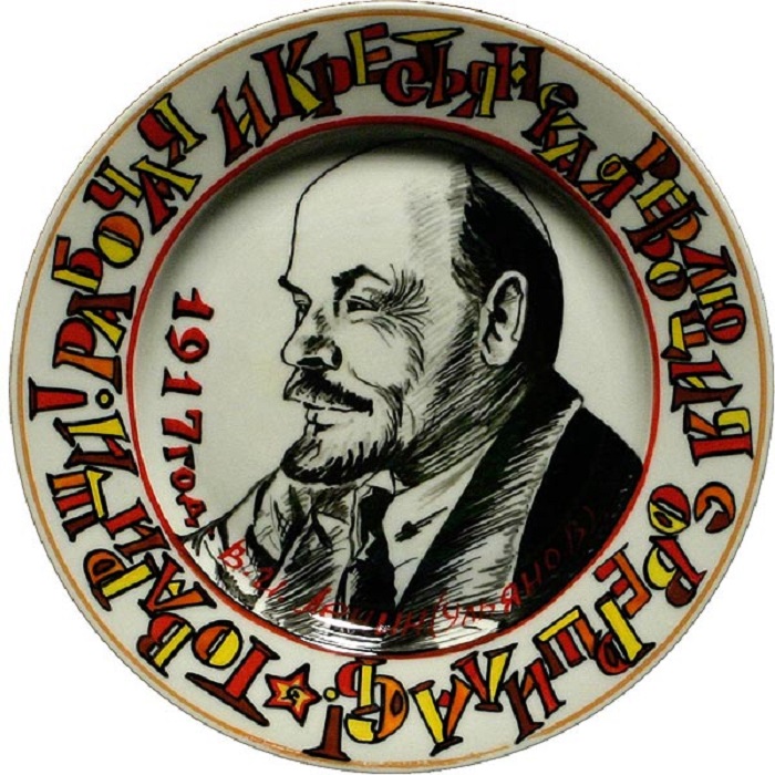 Тарелка украшена портретом вождя пролетариата. Тарелка украшена портретом вождя пролетариата.