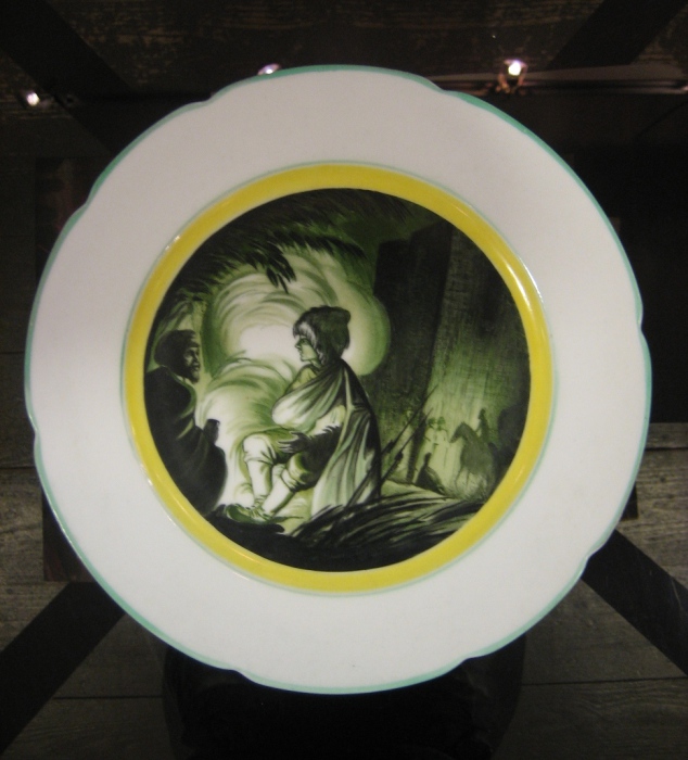 Фарфоровые статуэтки, тарелки, вещицы несли срытый смысл. Фарфоровые статуэтки, тарелки, вещицы несли срытый смысл.