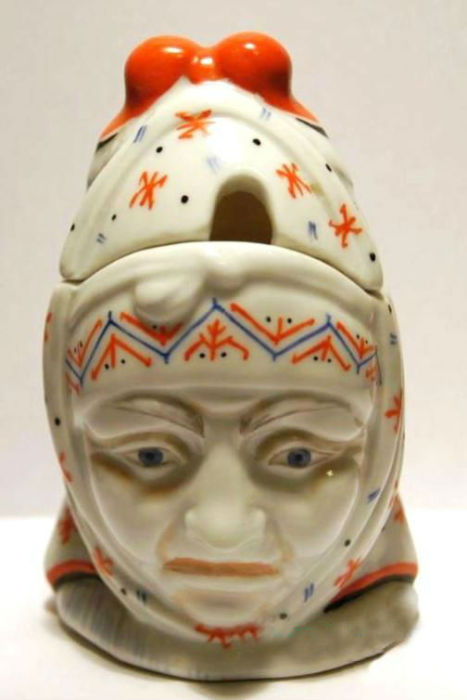 Изображение пожилой женщины в косынке с символичными знаками на платке. Автор Данько Наталья. Изображение пожилой женщины в косынке с символичными знаками на платке. Автор Данько Наталья.