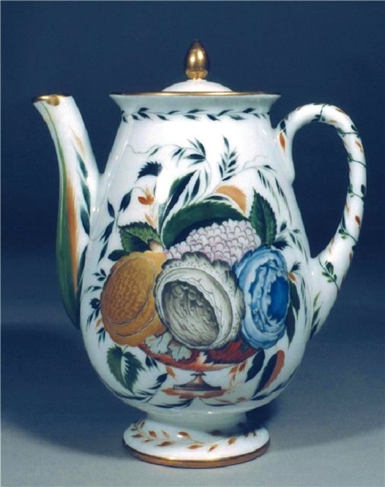 Кофейник из сервиза «Три розы» расписан позолотой и красками. Автор Чехонин, 1923 год. Кофейник из сервиза «Три розы» расписан позолотой и красками. Автор Чехонин, 1923 год.