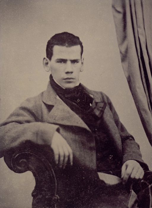 Лев Николаевич Толстой изображен в период обучения в Казанском университете. Петербург, 1849 г. | Фото: vm1.culture.ru. Лев Николаевич Толстой изображен в период обучения в Казанском университете. Петербург, 1849 г. | Фото: vm1.culture.ru.