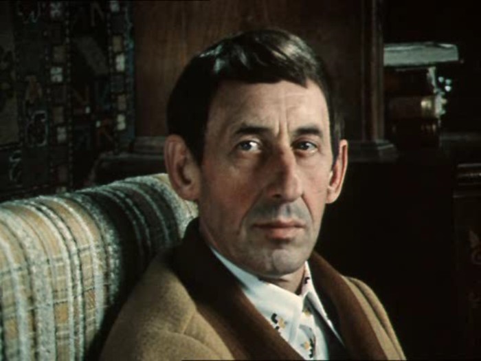 В. Басов в фильме *По семейным обстоятельствам*, 1977 | Фото: kino-teatr.ru В. Басов в фильме *По семейным обстоятельствам*, 1977 | Фото: kino-teatr.ru