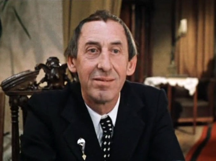 В. Басов в фильме *Москва слезам не верит*, 1979 | Фото: baskino.club В. Басов в фильме *Москва слезам не верит*, 1979 | Фото: baskino.club