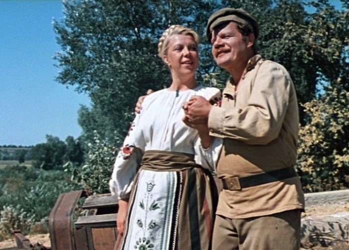 М. Пуговкин сыграл эпизодическую роль, но его танец *в ту степь* запомнился всем зрителям | Фото: kinopoisk.ru М. Пуговкин сыграл эпизодическую роль, но его танец *в ту степь* запомнился всем зрителям | Фото: kinopoisk.ru