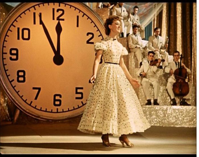 Людмила Марковна в роли Лены Крыловой, которая спела: «Пять минут, пять минут…». | Фото: kinozon.tv Людмила Марковна в роли Лены Крыловой, которая спела: «Пять минут, пять минут…». | Фото: kinozon.tv