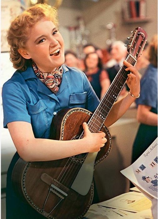 Молодая продавщица, работающая в музыкальном магазине. | Фото: livejournal.com Молодая продавщица, работающая в музыкальном магазине. | Фото: livejournal.com