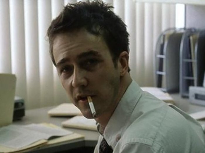 Эдвард Нортон в фильме *Бойцовский клуб* | Фото: pbs.twimg.com Эдвард Нортон в фильме *Бойцовский клуб* | Фото: pbs.twimg.com