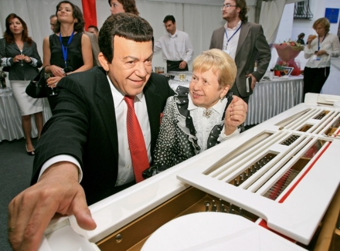 И. Кобзон с А. Пахмутовой | Фото: rg.ru И. Кобзон с А. Пахмутовой | Фото: rg.ru