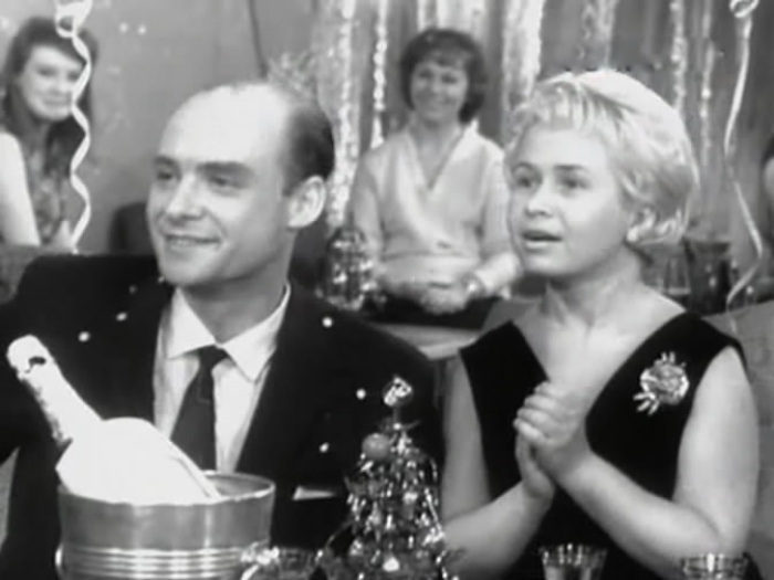 Н. Добронравов и А. Пахмутова. Кадр из *Новогоднего календаря*, 1965 | Фото: kino-teatr.ru Н. Добронравов и А. Пахмутова. Кадр из *Новогоднего календаря*, 1965 | Фото: kino-teatr.ru