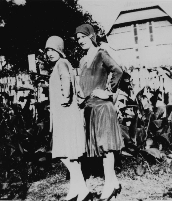 Девушки позируют перед камерой в легких струящихся платьях и шляпках - клош. Девушки позируют перед камерой в легких струящихся платьях и шляпках - клош.