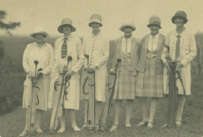 Даже в спорте костюмы были сшиты по последней моде 20 годов. Даже в спорте костюмы были сшиты по последней моде 20 годов.