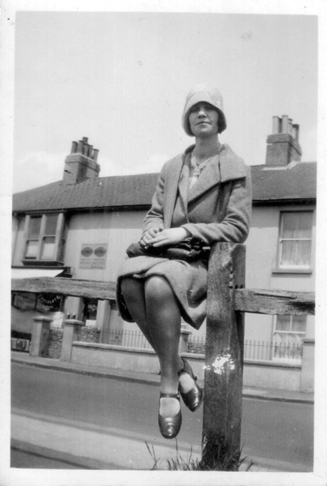 Девушка в шляпе с узкими полями. Девушка в шляпе с узкими полями.