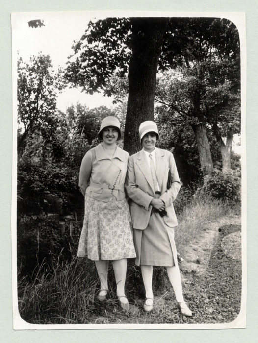 Женщины позируют в уникальных предметах женского гардероба. Женщины позируют в уникальных предметах женского гардероба.