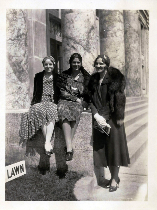 Модницы спешат на представление. Модницы спешат на представление.