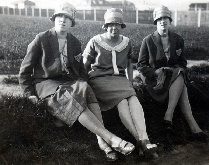 Барышни сидят на газоне. Барышни сидят на газоне.