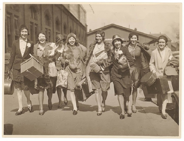 Женщины приехали покорять столицу моды. Женщины приехали покорять столицу моды.