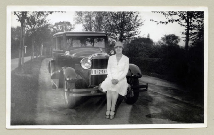 Леди в белоснежном платье позирует сидя на автомобиле. Леди в белоснежном платье позирует сидя на автомобиле.