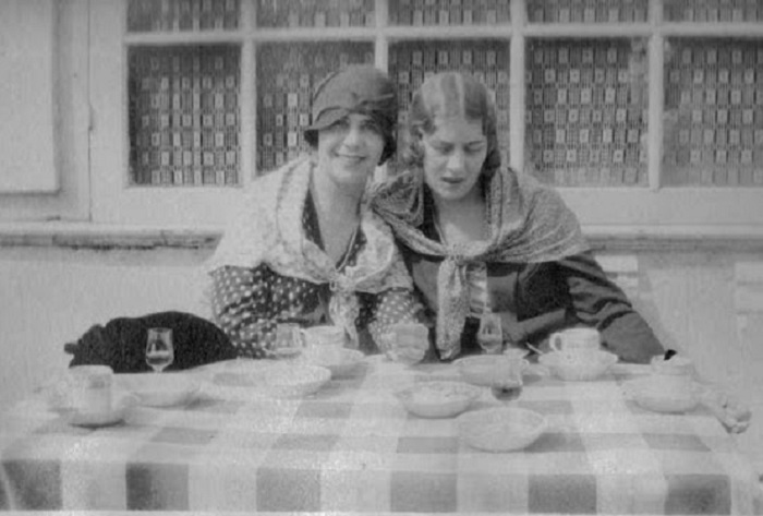 Две подруги обсуждают планы на вечер. Две подруги обсуждают планы на вечер.