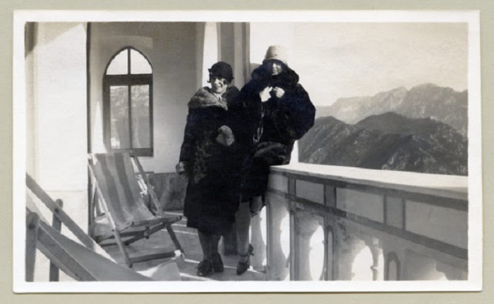 Леди в норковых шубах позируют на балконе санатория. Леди в норковых шубах позируют на балконе санатория.