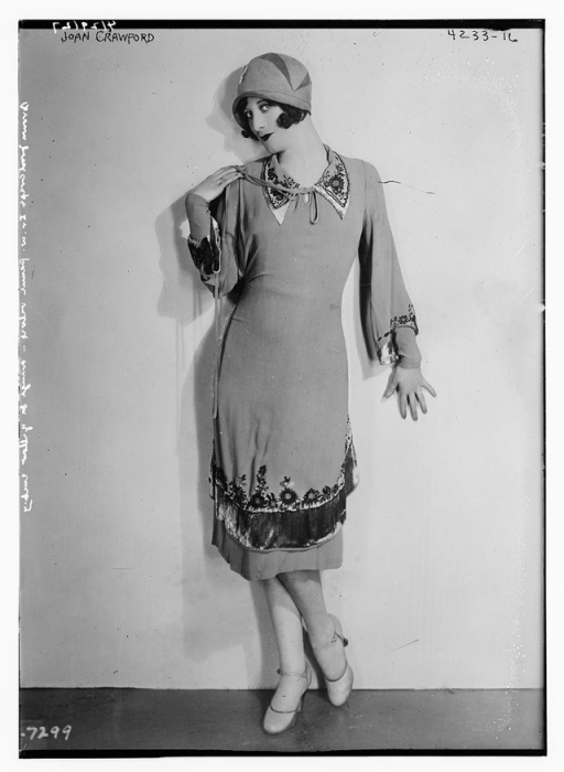 Женщина с короткой стрижкой в оригинальном платье с вышивкой. Женщина с короткой стрижкой в оригинальном платье с вышивкой.