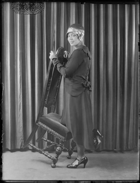 Элегантная дама в платье от кутюрье. Элегантная дама в платье от кутюрье.