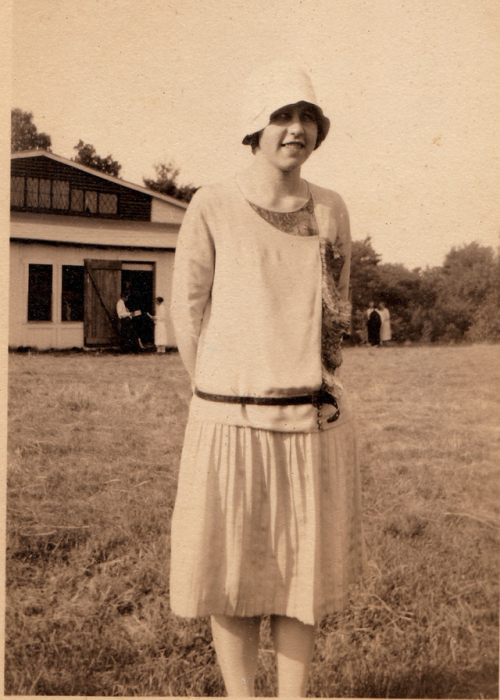 Стеснительная девушка в модном платье и шляпе. Стеснительная девушка в модном платье и шляпе.