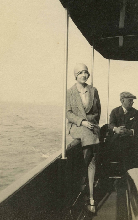 Женщина в костюме и фетровой шляпе на палубе. Женщина в костюме и фетровой шляпе на палубе.