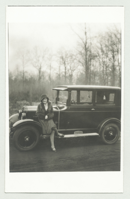 Женщина в меховом манто и шляпе - клош. Женщина в меховом манто и шляпе - клош.