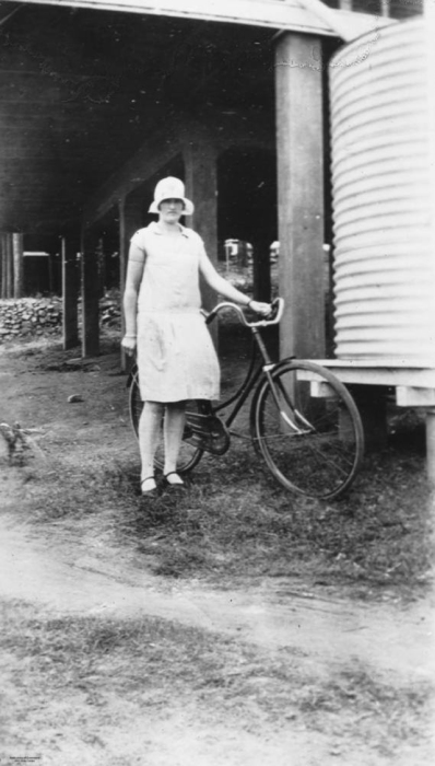 Модный тренд 1920 годов - это шляпа - колокольчик округлой формы. Модный тренд 1920 годов - это шляпа - колокольчик округлой формы.