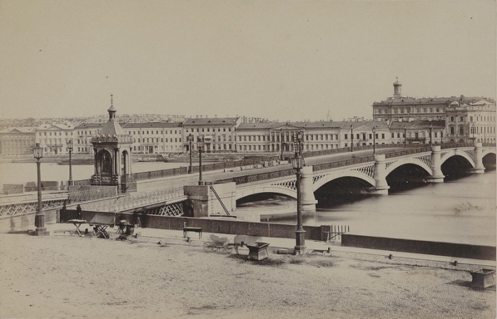 Первый постоянный мост через Неву. Первый постоянный мост через Неву.