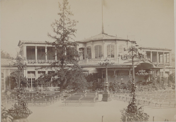 Вокзала был устроен как музыкальное здания, для удовольствия и развлечения столичной публики. Вокзала был устроен как музыкальное здания, для удовольствия и развлечения столичной публики.