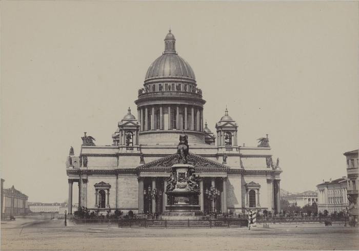 Свою историю величественный Исаакиевский собор ведет от небольшой деревянной церкви, заложенной по указу Петра I. Свою историю величественный Исаакиевский собор ведет от небольшой деревянной церкви, заложенной по указу Петра I.