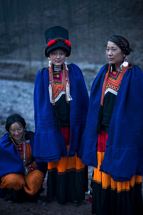 Женщины в ярких национальных костюмах. Женщины в ярких национальных костюмах.