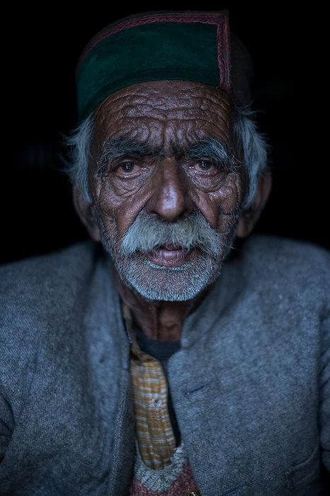 Пожилой мужчина в одеяниях, которые носят племя киннора. Пожилой мужчина в одеяниях, которые носят племя киннора.