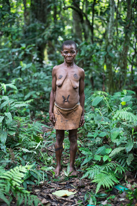 Представительница древнего народа, обитающего в лесах, выживающих за счет охоты и сбора лесных трав. Представительница древнего народа, обитающего в лесах, выживающих за счет охоты и сбора лесных трав.