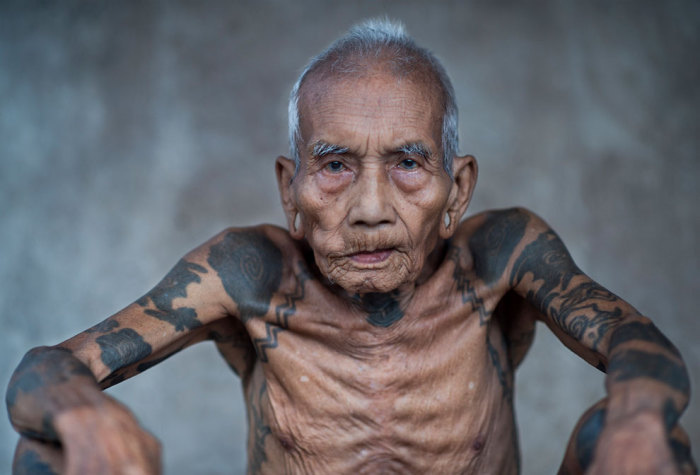 Мужчина племени айбанс с татуировками на руках. Мужчина племени айбанс с татуировками на руках.