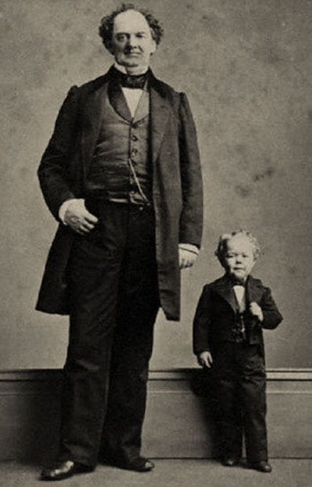 Большую часть своей жизни Чарльз Страттон был не выше метра ростом. Большую часть своей жизни Чарльз Страттон был не выше метра ростом.