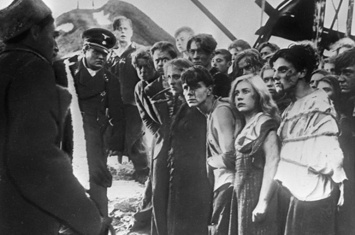 Кадр из кинофильма «Молодая гвардия», сцена перед казнью Кадр из кинофильма «Молодая гвардия», сцена перед казнью