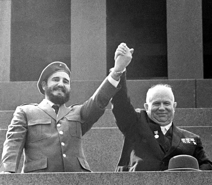 Фидель Кастро и Никита Хрущев. Фото: tvc.ru Фидель Кастро и Никита Хрущев. Фото: tvc.ru
