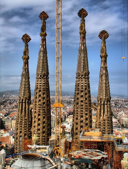 Строительные работы Храма Святого Семейства в Барселоне (Испания). | Фото: lifeglobe.net. Строительные работы Храма Святого Семейства в Барселоне (Испания). | Фото: lifeglobe.net.