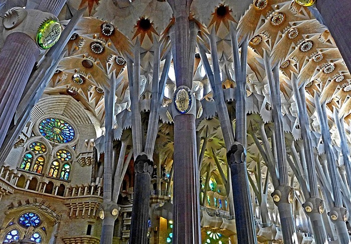 Саграда Фамилия. Вид внутри. | Фото: goexcursion.net. Саграда Фамилия. Вид внутри. | Фото: goexcursion.net.