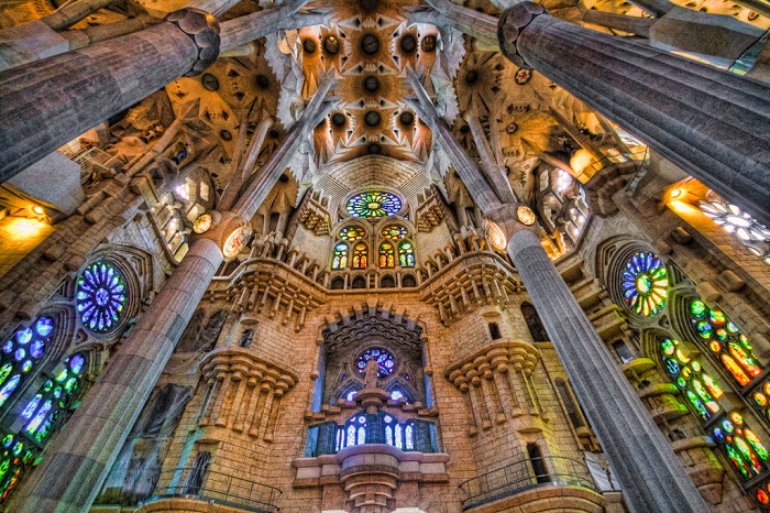 Temple Expiatori de la Sagrada Familia. Внутреннее убранство. | Фото: img-cdn.brainberries.co. Temple Expiatori de la Sagrada Familia. Внутреннее убранство. | Фото: img-cdn.brainberries.co.